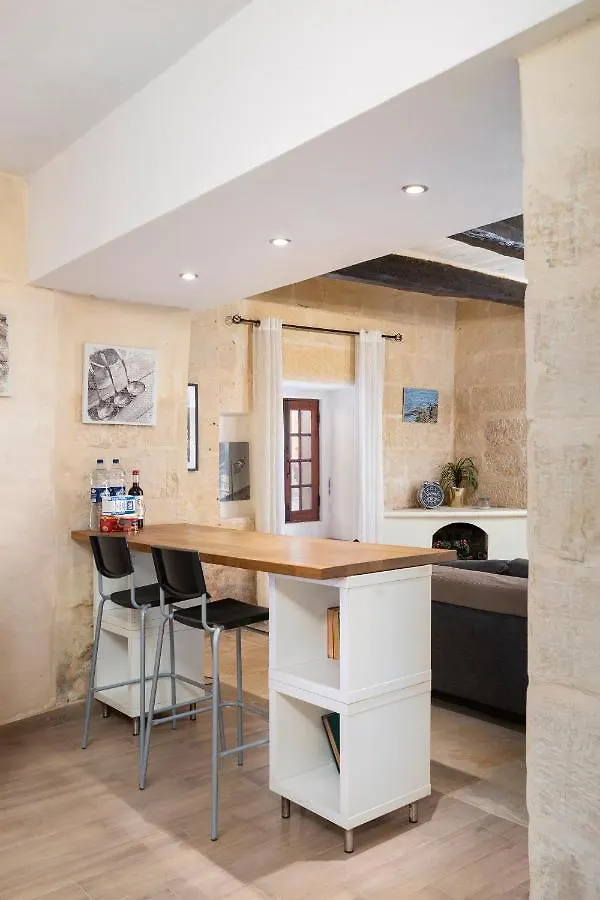Lapsi Apartments - Traditional Maltese Style Near The Promenade San Ġiljan