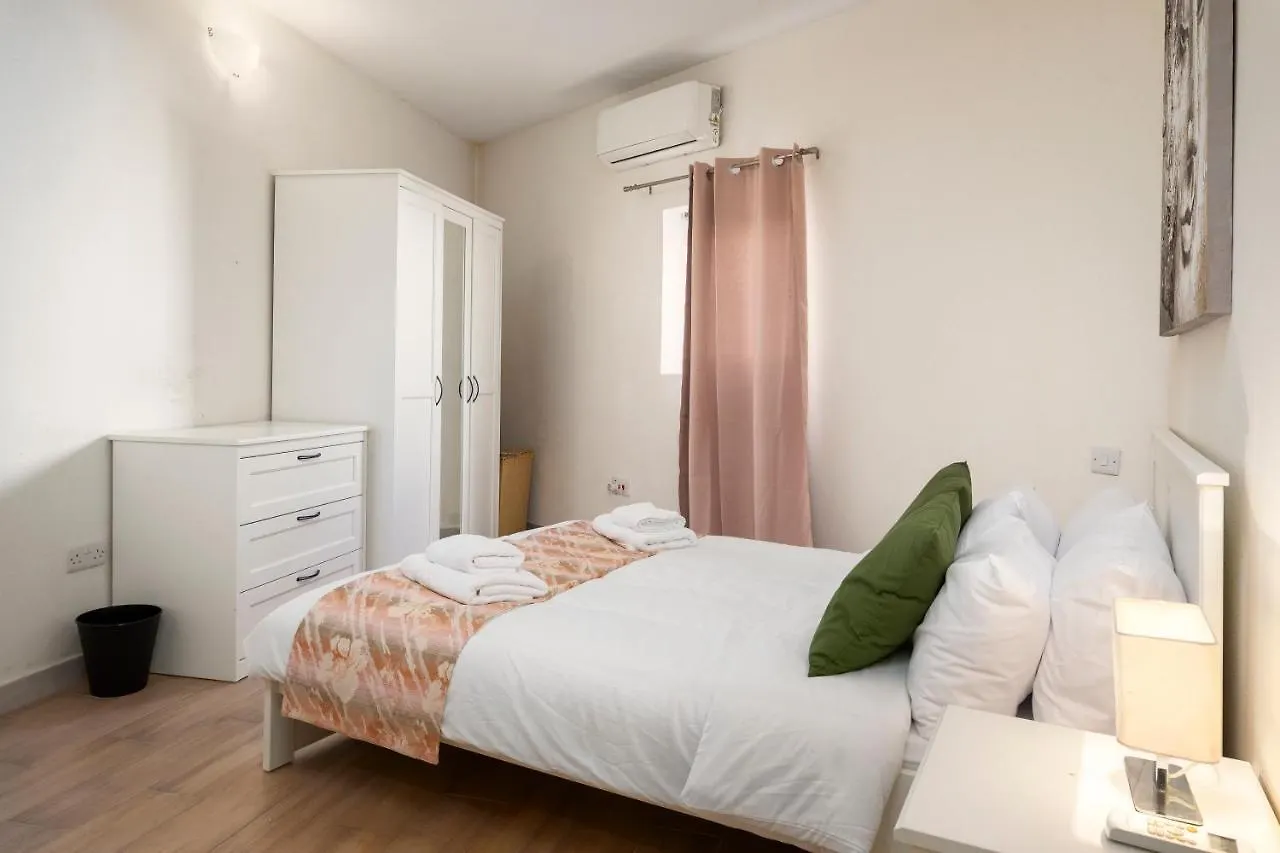 Lapsi Apartments - Traditional Maltese Style Near The Promenade San Ġiljan